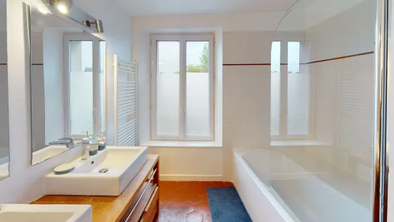 The Continental — Shared bathroom, INSEAD Fontainebleau housing, photo 1
