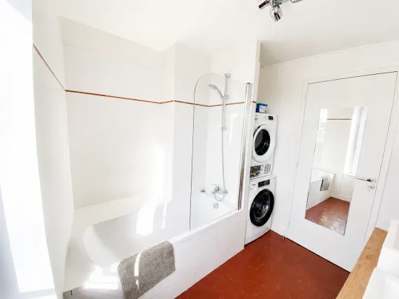 The Continental — Shared bathroom, INSEAD Fontainebleau housing, photo 2