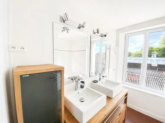 The Continental — Shared bathroom, INSEAD Fontainebleau housing, photo 3